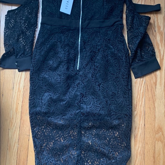 Beautiful lace Dress with cold Shoulder - Picture 4 of 7